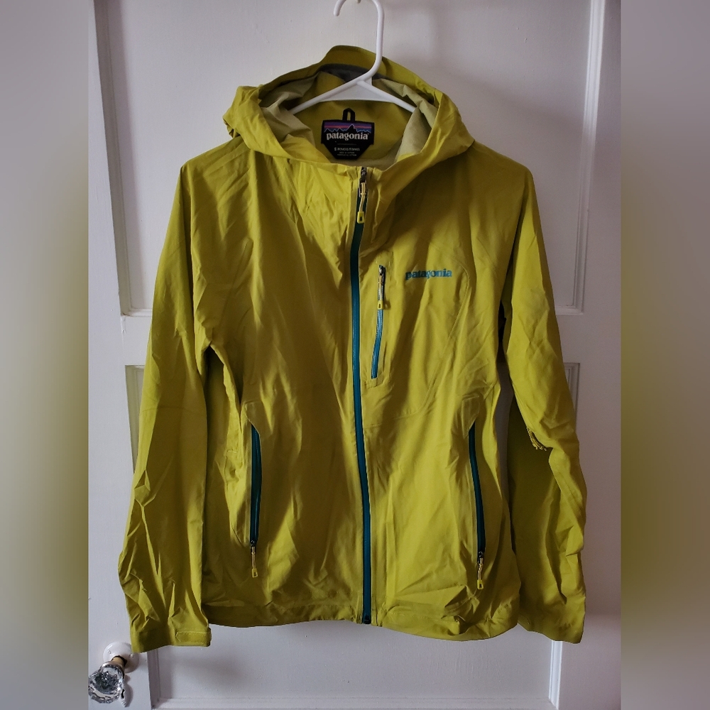 Patagonia Stretch Rainshadow Jacket in Charteuse